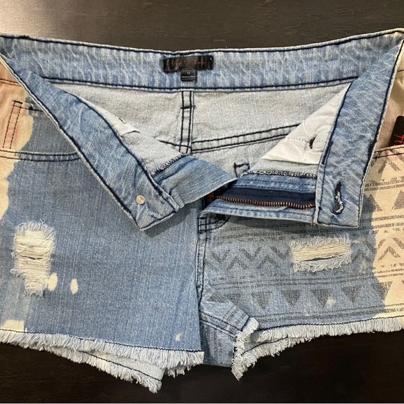 Fire Los Angeles Distressed Jean Shorts Juniors Sz 11 Pink & White Aztec Pattern - Picture 3 of 7